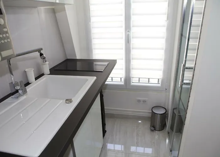 Проживание в семье Tour Eiffel *